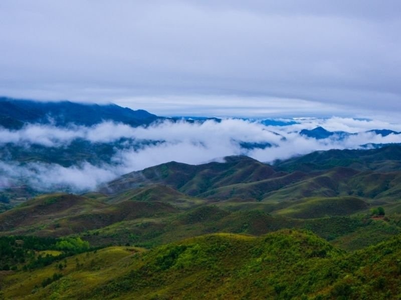 Núi non trùng điệp trên A Pa Chải.