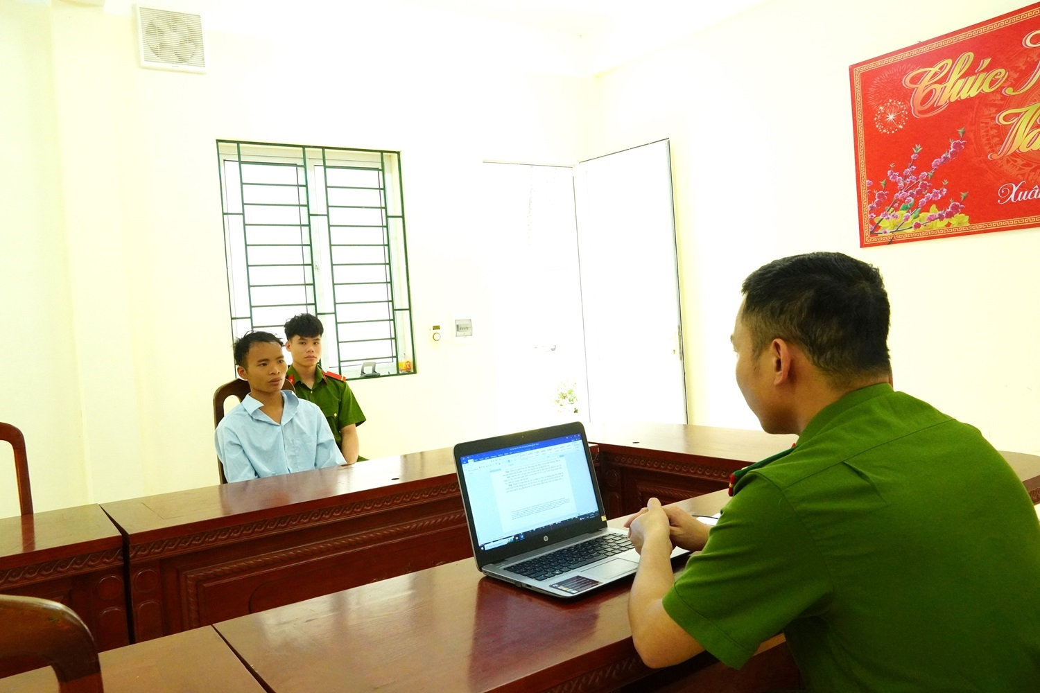 Đối tượng Vừ Mí Nu cho lời khai tại Cơ quan điều tra Đối tượng Vừ Mí Nu cho lời khai tại Cơ quan điều tra