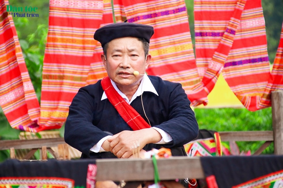Thầy mo thực hiện các nghi lễ, cầu cho bản làng ấm no, mùa màng bội thu