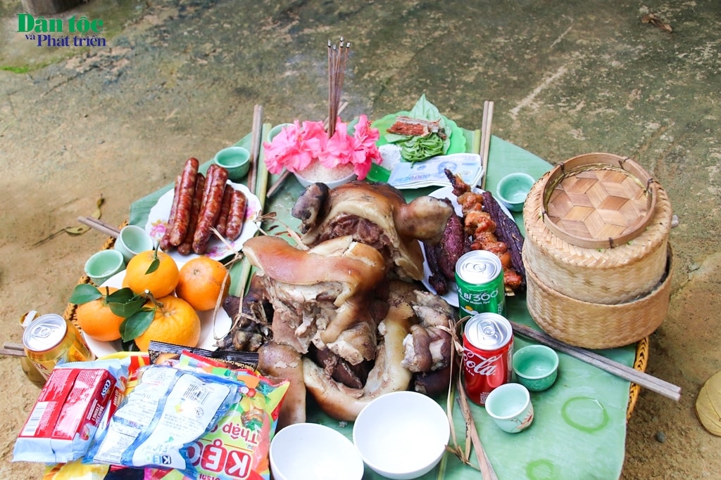 Lễ vật được đồng bào Thái chuẩn bị để dâng lên các vị thần linh trong lễ hội