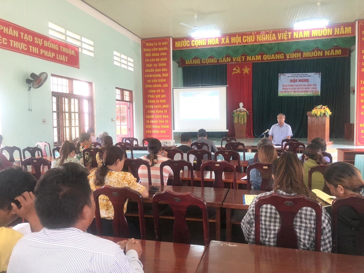 Thời gian qua, Ban Dân tộc tỉnh Bình Định thường xuyên tổ chức các hội nghị tuyên truyền phòng chống, giảm thiểu tình trạng tảo hôn và hôn nhân cận huyết thôgns tại các thôn, làng ở vùng cao