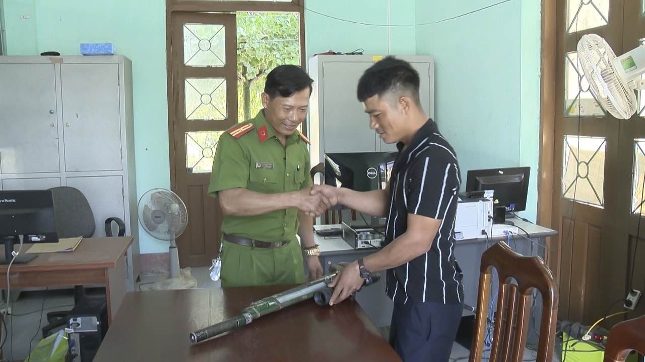 Công an xã Kim Thủy vận động Nhân dân tự nguyện giao nộp vũ khí tự chế, vật liệu nổ tồn đong trong chiến tranh Công an xã Kim Thủy vận động Nhân dân tự nguyện giao nộp vũ khí tự chế, vật liệu nổ tồn đong trong chiến tranh