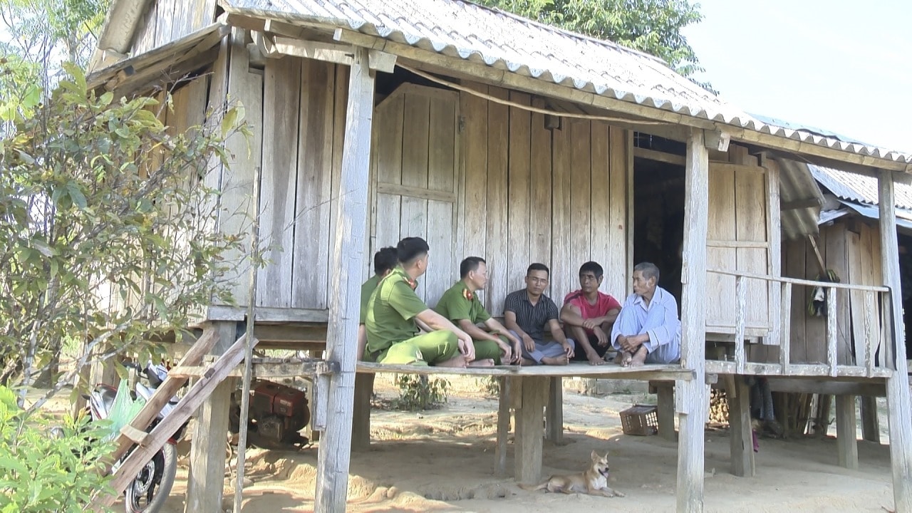 Công an xã xuống từng hộ đồng bào DTTS để tuyên tuyền vận động đồng bào phát triển kinh tế thoát nghèo Công an xã xuống từng hộ đồng bào DTTS để tuyên tuyền vận động đồng bào phát triển kinh tế thoát nghèo