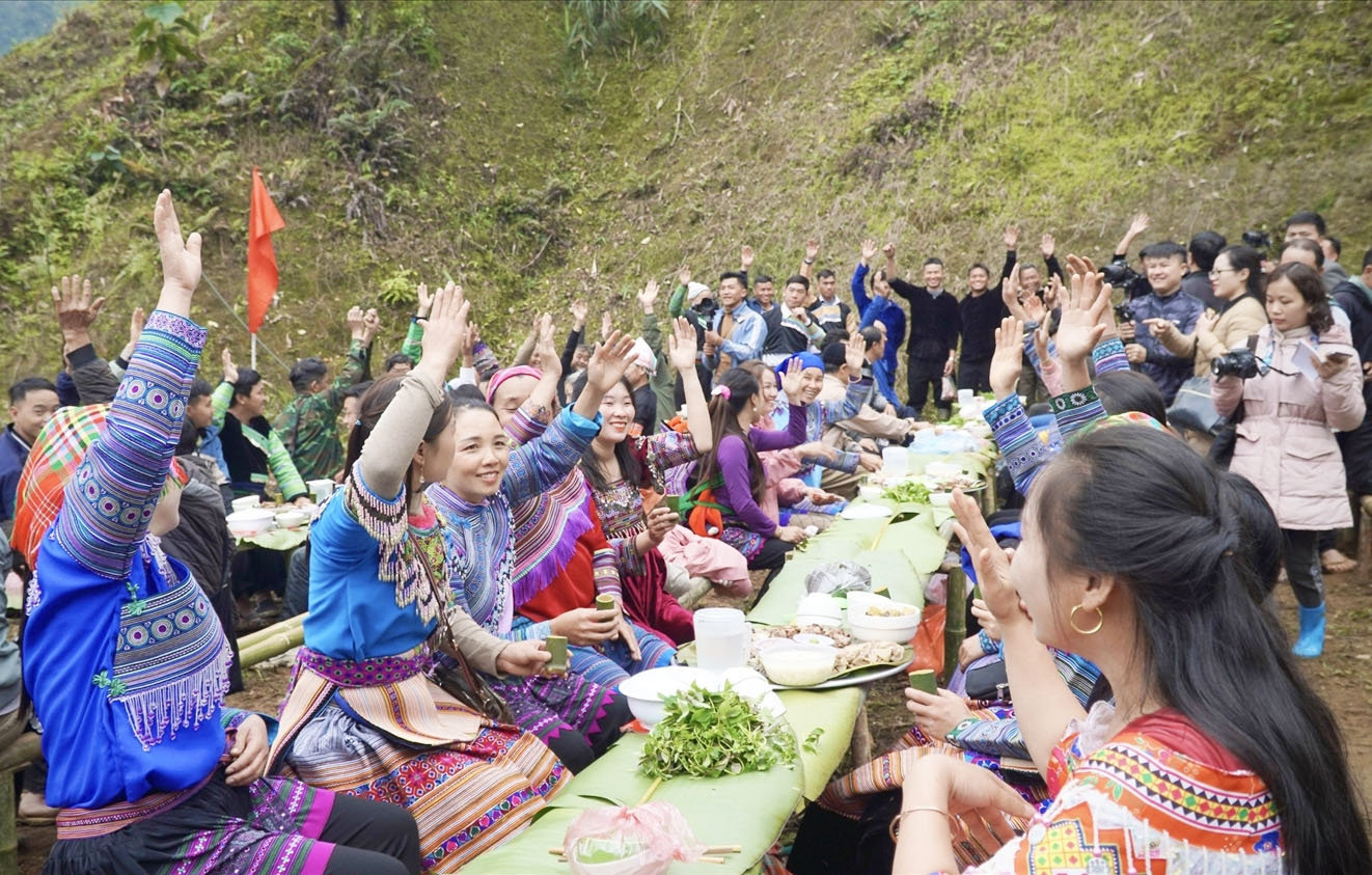 Huyện Văn Yên có nhiều dân tộc anh em cùng sinh sống, tạo nên sự đa dạng trong văn hóa ẩm thực. (Trong ảnh: Lễ Tết rừng của người Mông xã Nà Hẩu. Ảnh Thúy Vân) Huyện Văn Yên có nhiều dân tộc anh em cùng sinh sống, tạo nên sự đa dạng trong văn hóa ẩm thực. (Trong ảnh: Lễ Tết rừng của người Mông xã Nà Hẩu. Ảnh Thúy Vân)