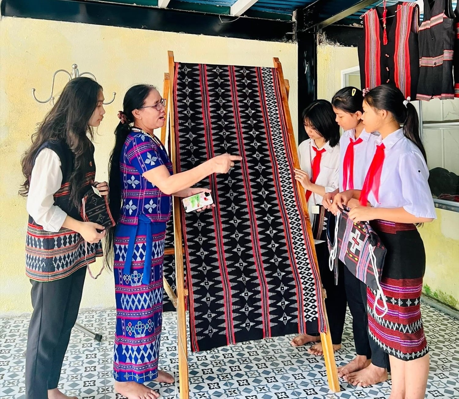Nghệ nhân Mai Thị Hợp giới thiệu với các em học sinh về Zèng. Ảnh: NVCC