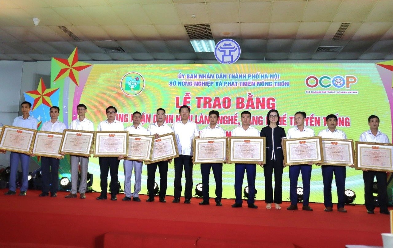 Trao bằng chứng nhận cho các làng nghề.