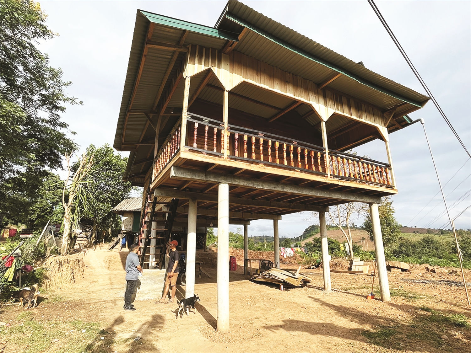 Ngôi nhà sàn của gia đình anh Hồ Văn Thông thôn A Ho, xã Thanh được xây dựng kiên cố Ngôi nhà sàn của gia đình anh Hồ Văn Thông thôn A Ho, xã Thanh được xây dựng kiên cố