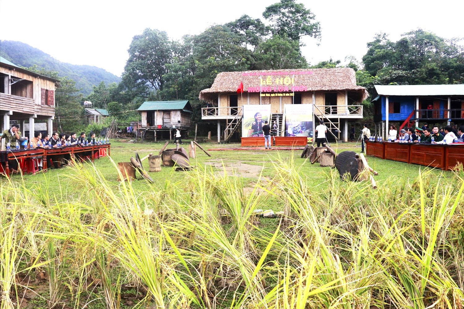 Lễ hội mừng lúa mới của đồng bào Vân Kiều tổ chức tại thôn Chênh Vênh, xã Hướng Phùng. Lễ hội mừng lúa mới của đồng bào Vân Kiều tổ chức tại thôn Chênh Vênh, xã Hướng Phùng.