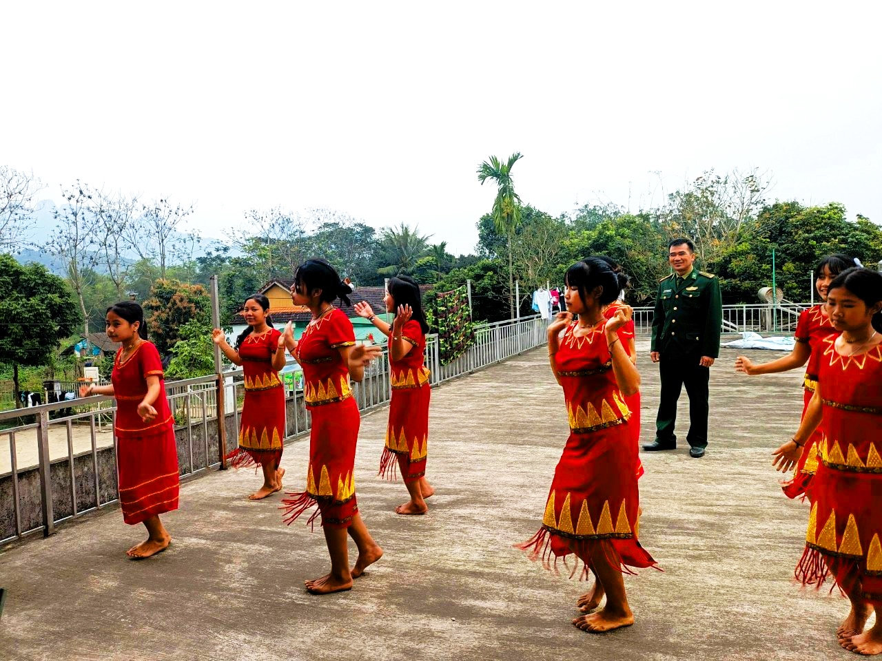 Các em học sinh Đan Lai tại mô hình “Đồng hành cùng ký túc xá vùng biên” tập các tiết mục văn nghệ