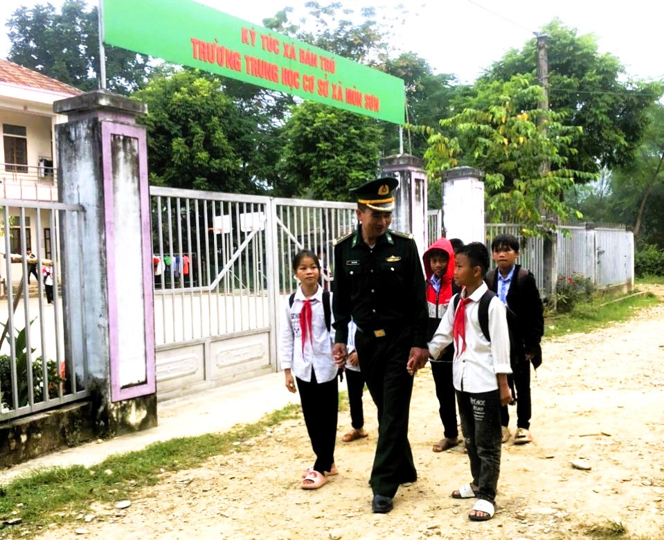 Thiếu tá Phan Văn Thắm, Đồn Biên phòng Môn Sơn, Bộ đội Biên phòng Nghệ An - “bố nuôi” của các em học sinh Đan Lai tại ký túc xá vùng biên