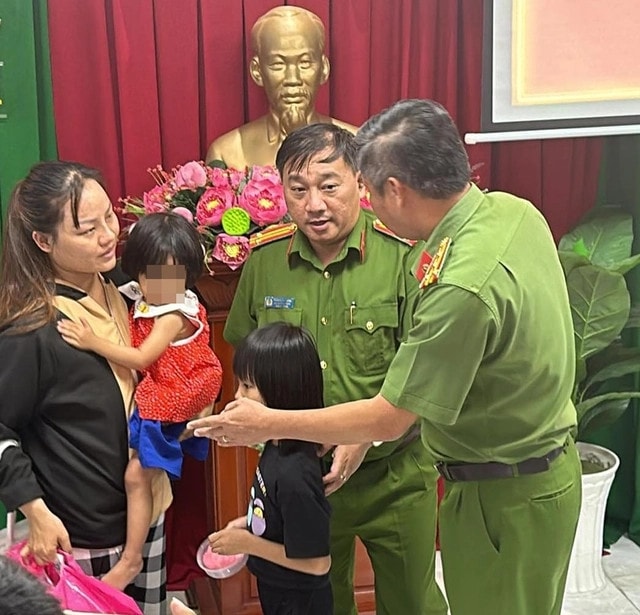 Công an TP.HCM đã giải cứu an toàn 2 bé gái bị bắt cóc ở phố đi bộ Nguyễn Huệ. Ảnh: CACC Công an TP.HCM đã giải cứu an toàn 2 bé gái bị bắt cóc ở phố đi bộ Nguyễn Huệ. Ảnh: CACC