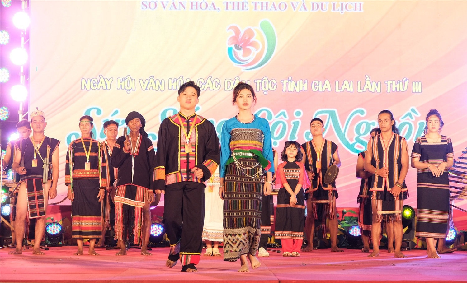 Phần trình diễn trang phục các dân tộc đặc sắc, hấp dẫn khán giả