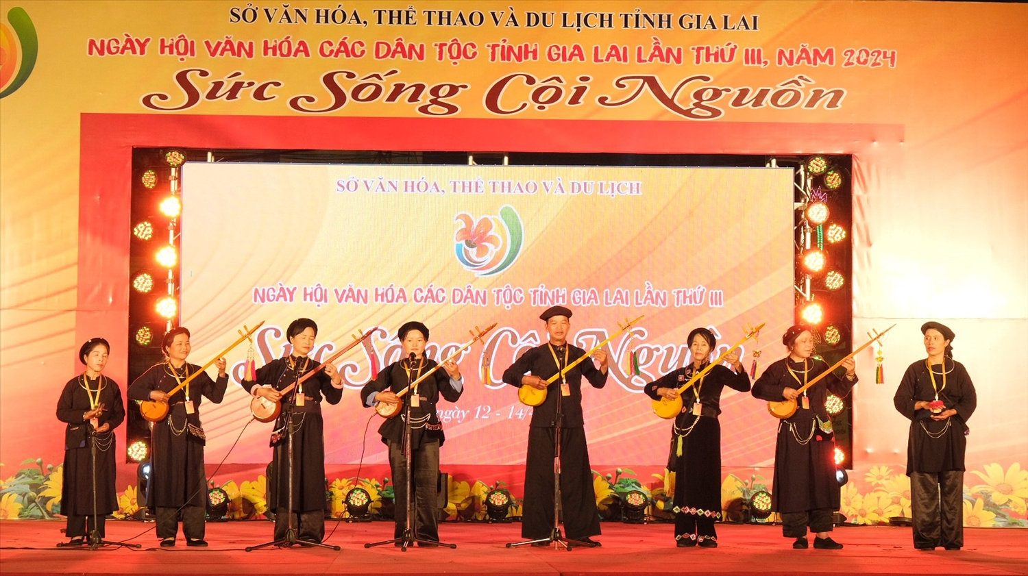 Đoàn nghệ nhân dân tộc Tày trình diễn hát then đàn tính “Sự nghiệp hồ Chí Minh vĩ đại” 