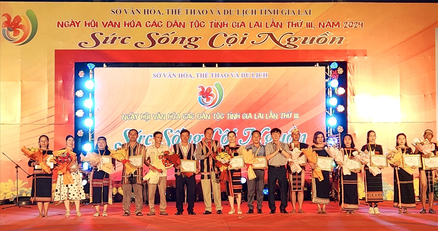  Ban tổ chức Ngày hội văn hóa các dân tộc trao hoa cho các đoàn tham gia tại đêm hội