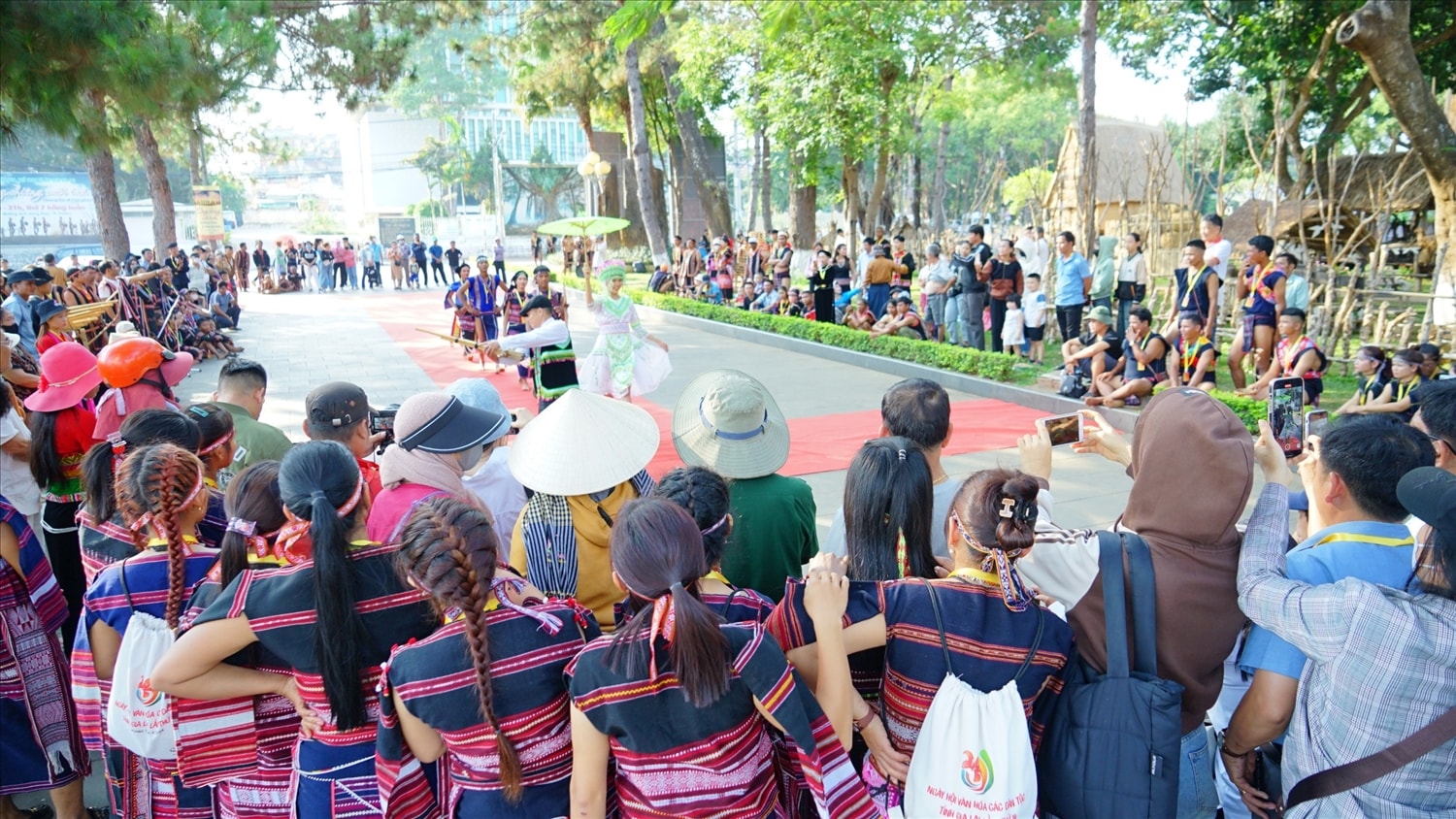 Đông đảo người dân, du khách đến tìm hiểu, thưởng  thức và cổ vũ cho các nghệ nhân trình diễn