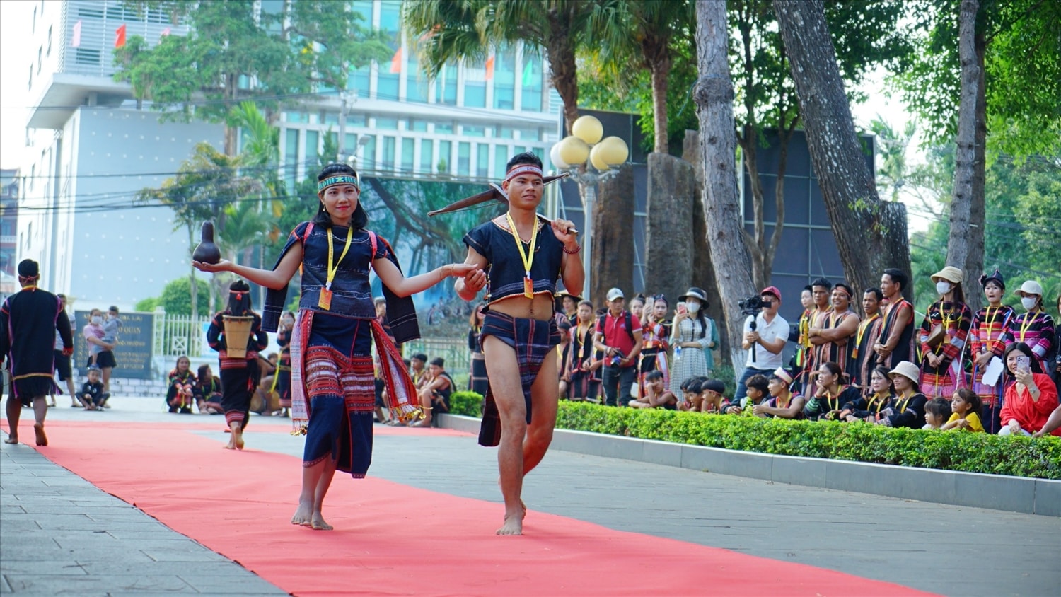 Trang phục truyền thống của đồng bào Ba Na giản dị với đường nét duyên dáng, khoẻ khoắn