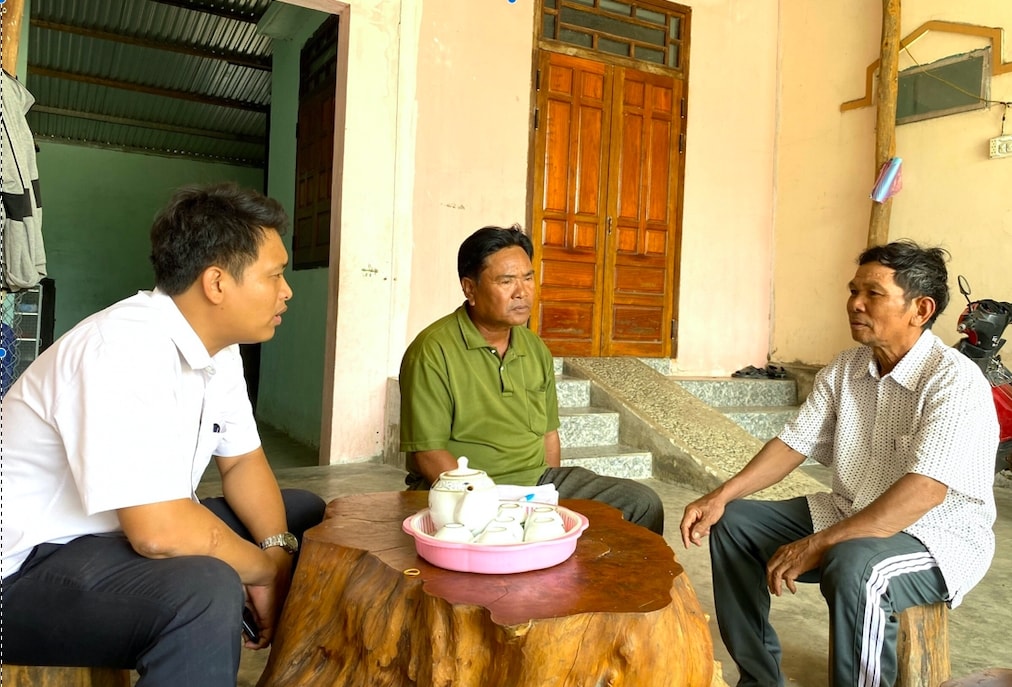 Ông Y Cho (giữa) là một trong những hạt nhân đi đầu trong việc tuyên truyền phòng chống tảo hôn và bài trừ các hủ tục lạc hậu tại địa phương Ông Y Cho (giữa) là một trong những hạt nhân đi đầu trong việc tuyên truyền phòng chống tảo hôn và bài trừ các hủ tục lạc hậu tại địa phương