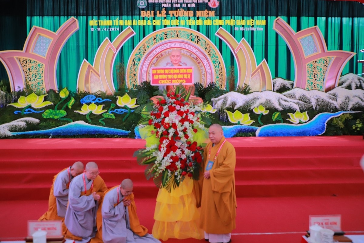 Đại diện Ban Trị sự Giáo hội Phật giáo Việt Nam  tặng lẵng hoa chúc mừng Đại lễ tưởng niệm Đức Thánh Tổ Ni Đại Ái Đạo và chư Tôn đức Ni tiền bối hữu công tại TP. Cần Thơ 