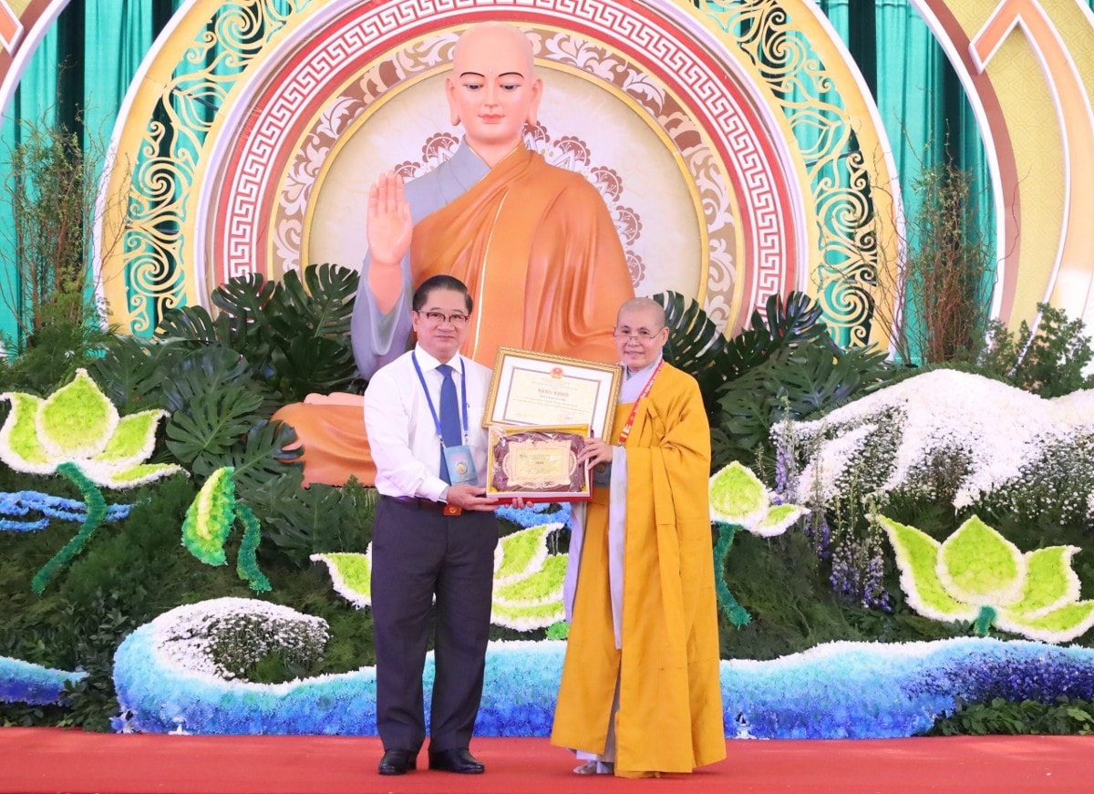 Ông Trần Việt Trường, Chủ tịch UBND TP. Cần Thơ Trao bằng dân Phần Ban Ni giới 