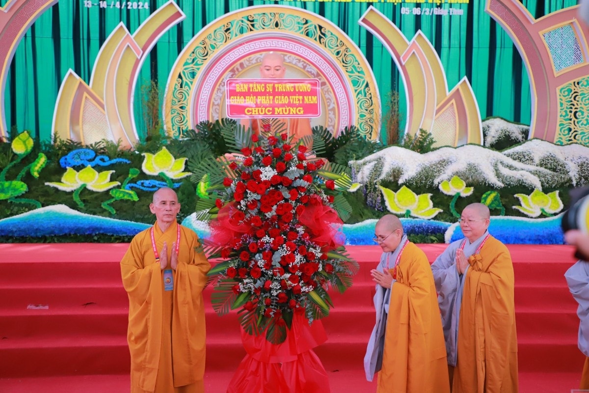 Đại diện Ban Tăng sự Trung ương, Giáo hội Phật giáo Việt Nam tặng lẵng hoa chúc mừng Đại lễ tưởng niệm Đức Thánh Tổ Ni Đại Ái Đạo và chư Tôn đức Ni tiền bối hữu công tại TP. Cần Thơ