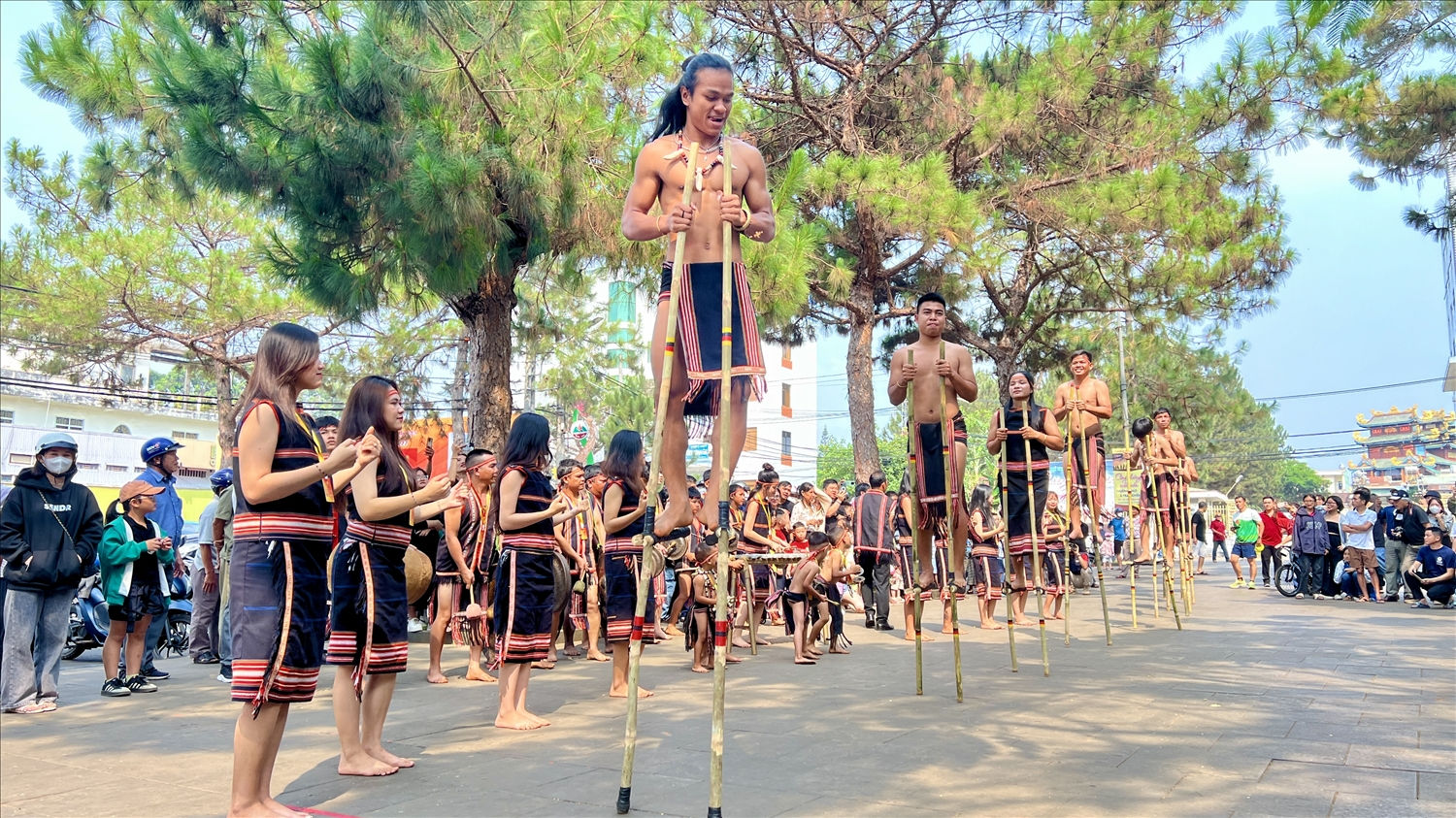Đoàn nghệ nhân Tp. Pleiku trình diễn tiết mục đi cà kheo trên nền nhạc dân tộc đặc sắc