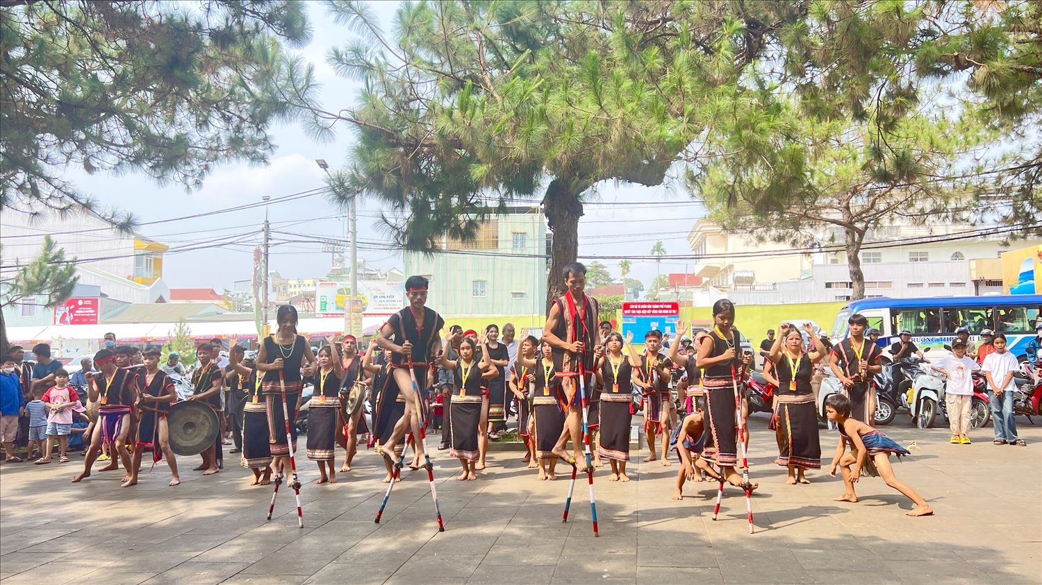 Phần trình diễn nghệ thuật độc đáo, hấp dẫn đi cà kheo của đoàn nghệ nhân huyện Chư Păh