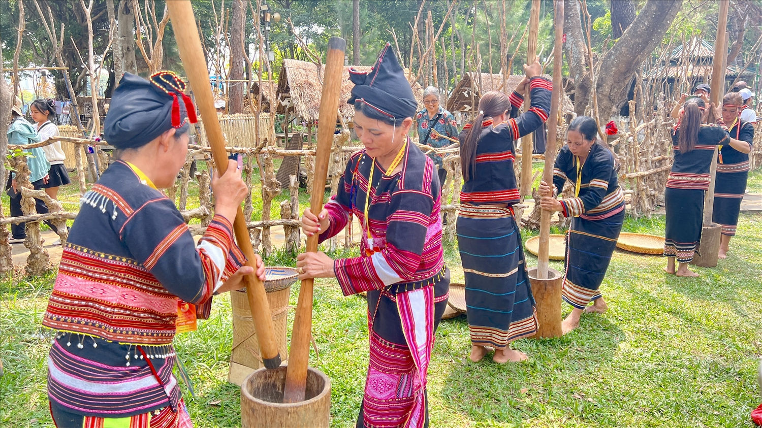 Các nghệ nhân Ba Na sôi nổi tham gia trình diễn hoạt động giã gạo chày đôi