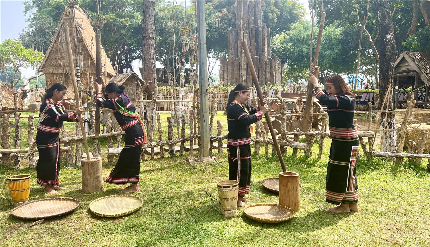 Trình diễn giã gạo chày đôi của nghệ nhân Gia Rai