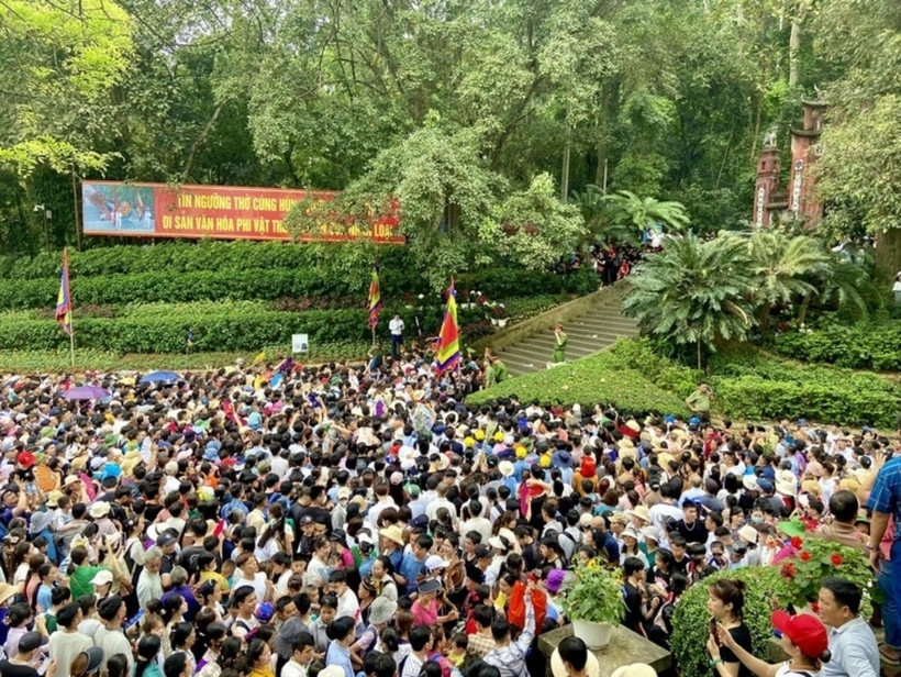 Du khách thập phương đổ về Khu di tích lịch sử Đền Hùng sáng 14/4