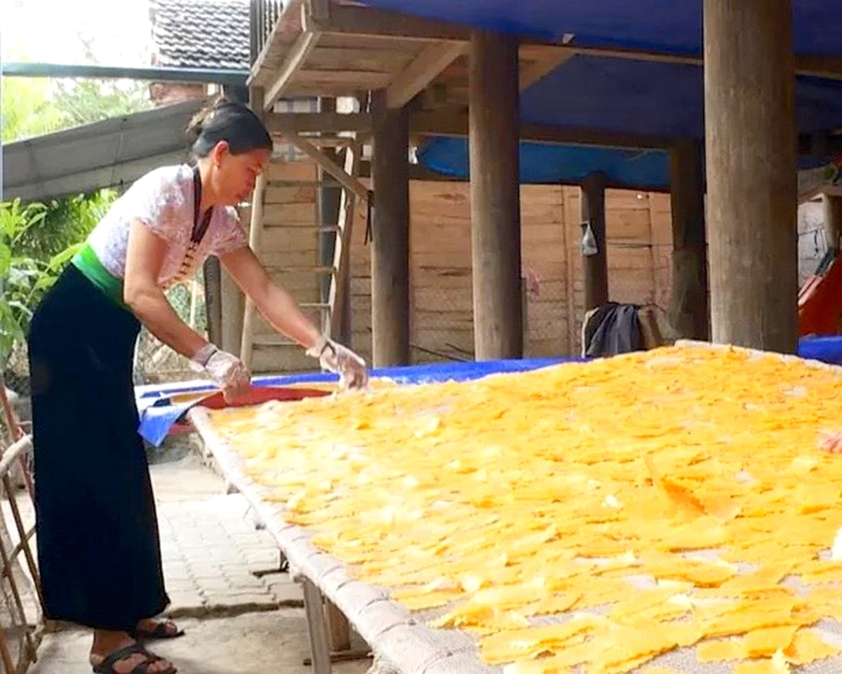 Phụ nữ Thái ở thị xã Mường Lay với đôi bàn tay khéo léo đã tạo nên loại bánh khẩu xén thơm ngon đặc trưng. Phụ nữ Thái ở thị xã Mường Lay với đôi bàn tay khéo léo đã tạo nên loại bánh khẩu xén thơm ngon đặc trưng.