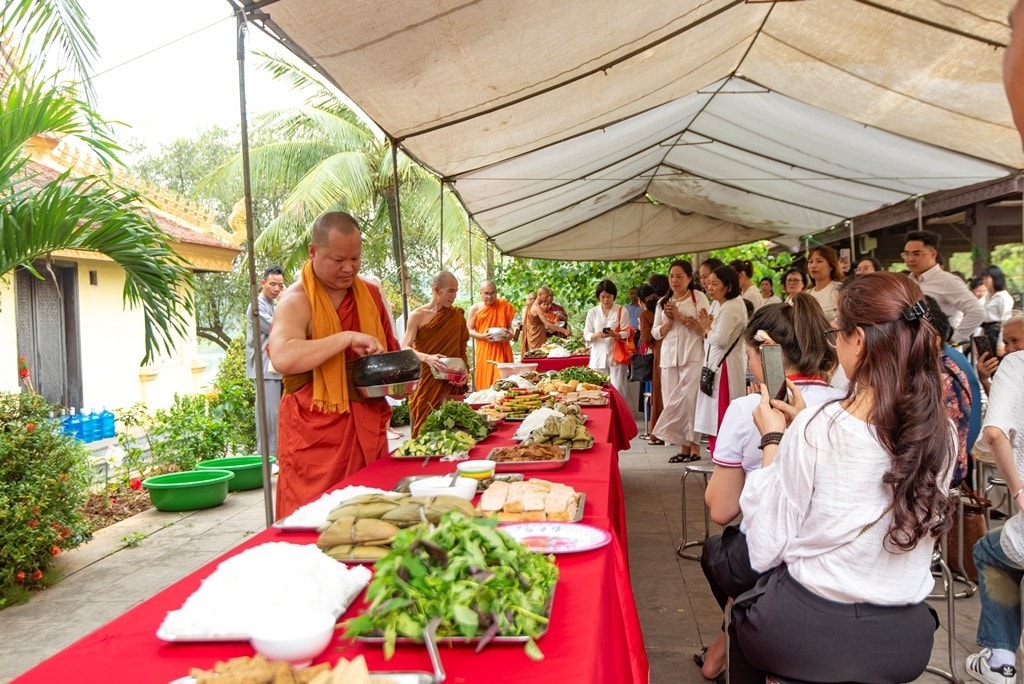 ễ dâng cơm cho các vị sư nhằm tỏ lòng thành tâm tín ngưỡng bằng cách mang cơm, thức ăn và các loại bánh đến cho các sư sãi.