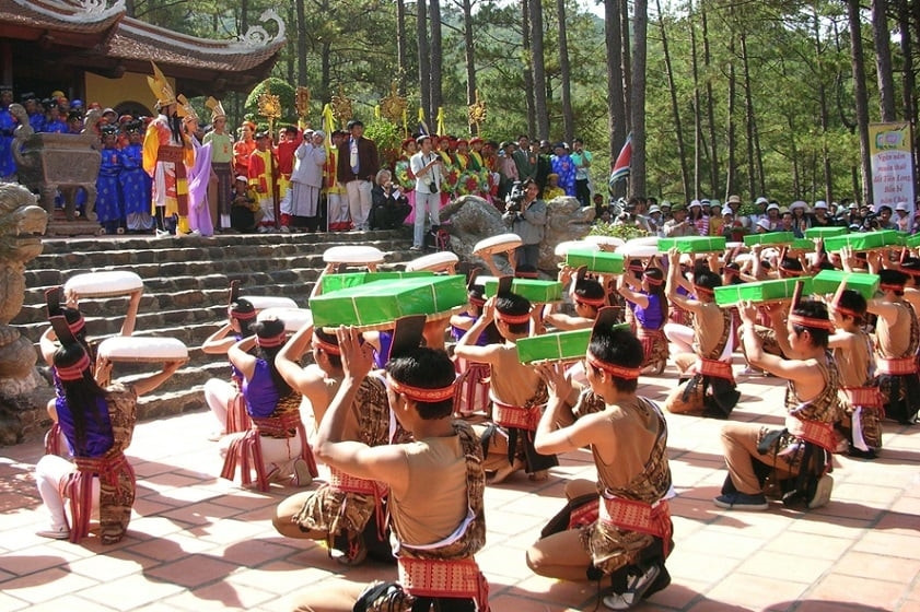 Linh thiêng lễ hội Đền Hùng.