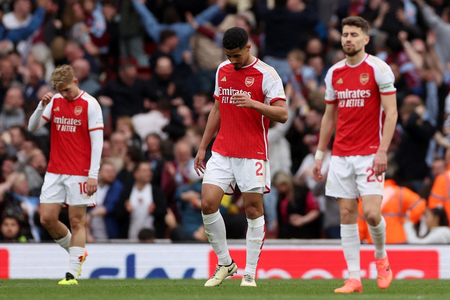 Thất bại này khiến Arsenal lỡ cơ hội đòi lại ngôi đầu Ngoại hạng Anh từ tay Man City (Ảnh IT)