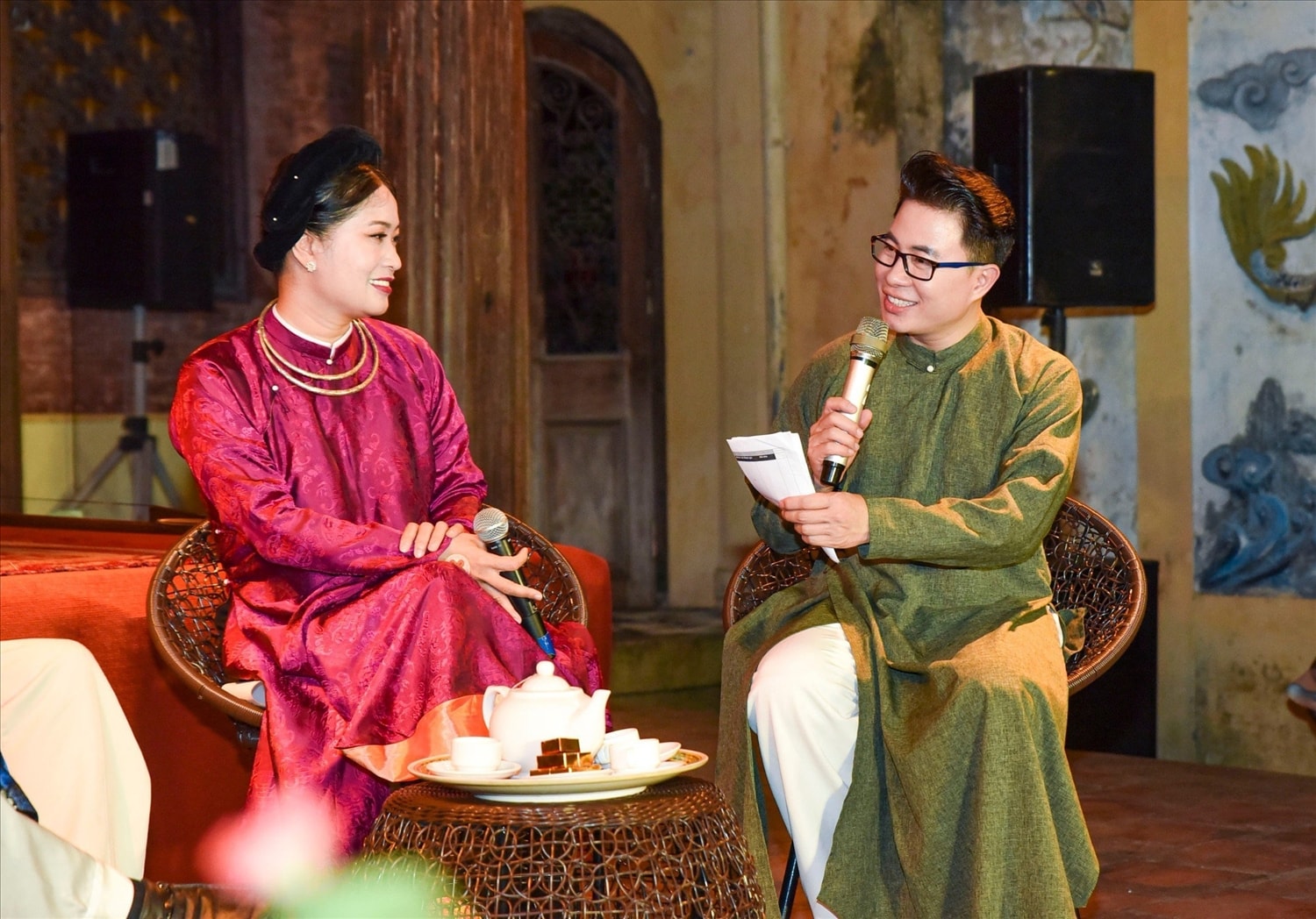 Ca nương Nguyễn Thuý Hoà cùng MC, TS. Trịnh Lê Anh trong talkshow