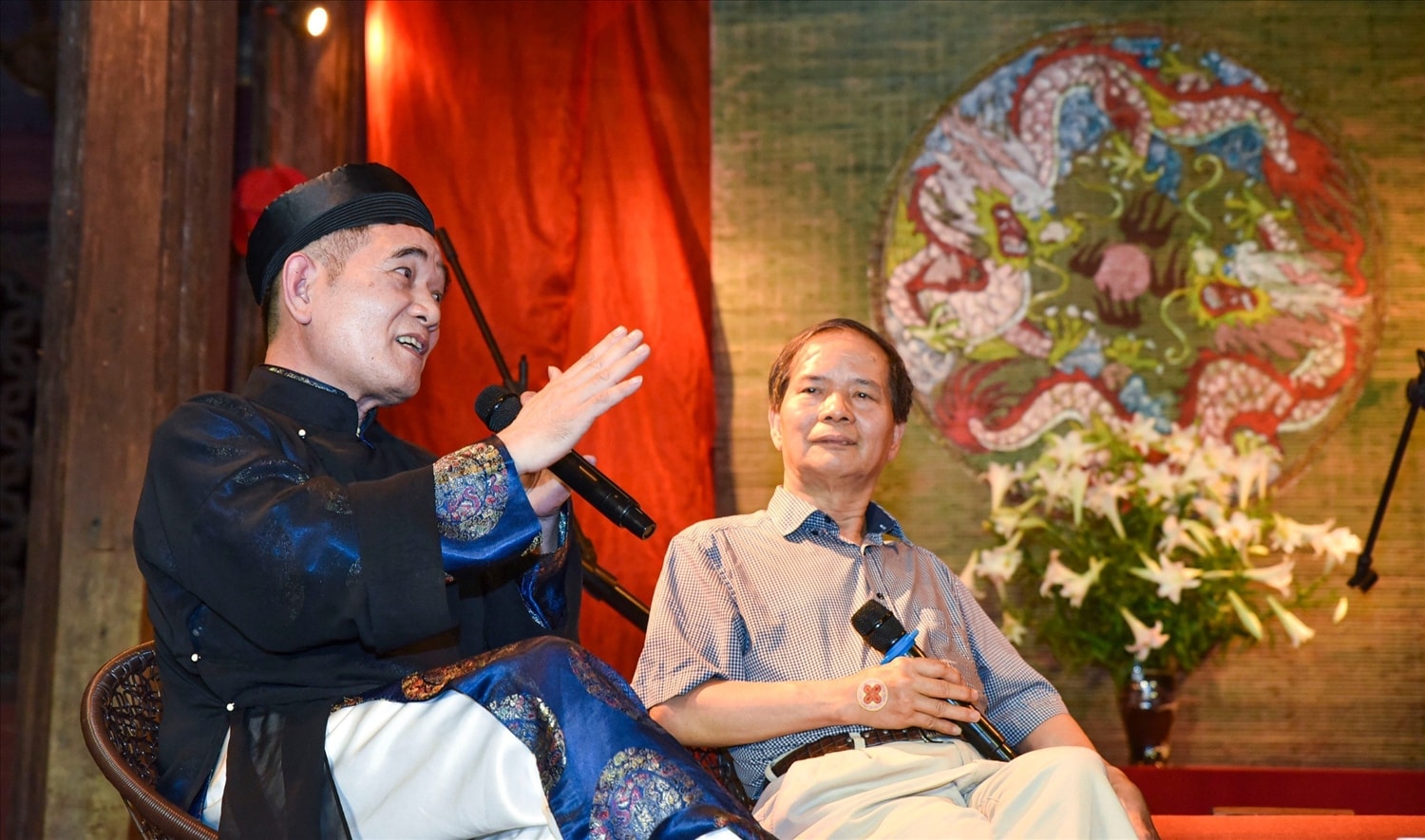 Nhà nghiên cứu Nguyễn Đức Mậu  và Nghệ sĩ Ưu tú Nguyễn Văn Khuê (cầm mic) chia sẻ trong talkshow