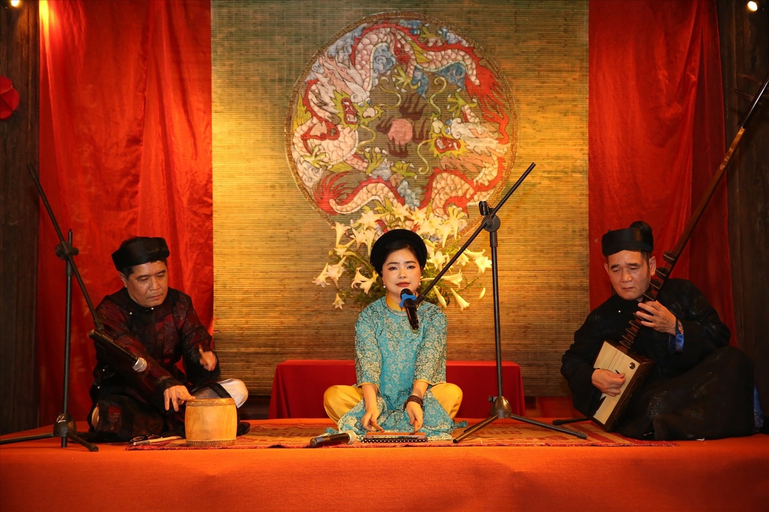 Tiết mục “Đào hồng, đào tuyết” dưới sự thể hiện của ca nương Đinh Thị Vân