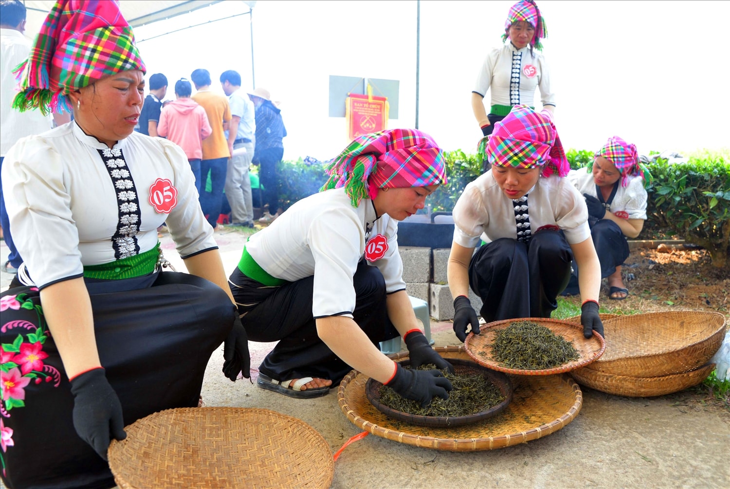 Sản phẩm ra lò là những cánh chè khô. Sản phẩm ra lò là những cánh chè khô.