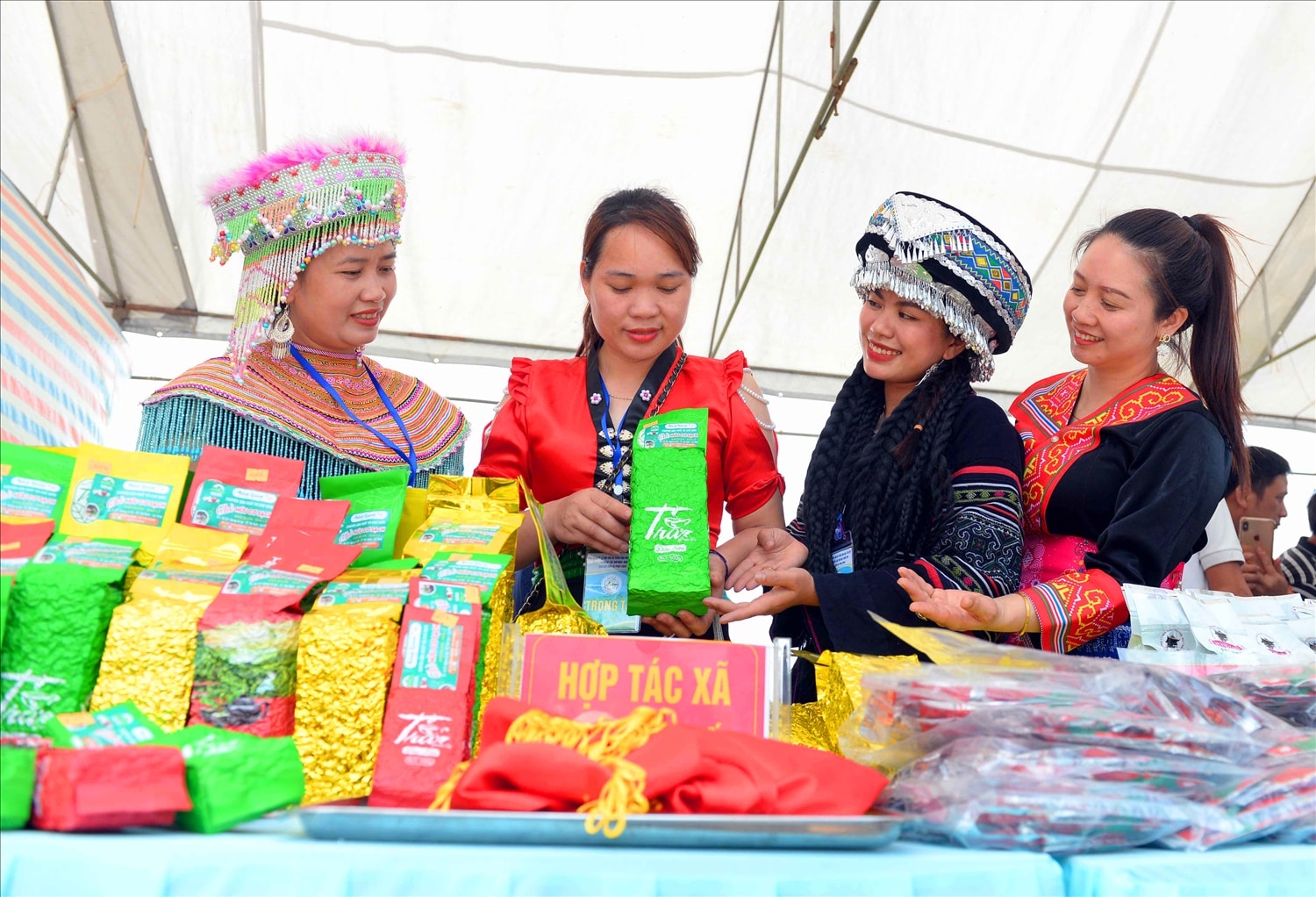 Niềm vui, hạnh phúc khi những thành quả của người nông dân vùng chè tao ra các sản phẩm có thương hiệu trên thị trường. Niềm vui, hạnh phúc khi những thành quả của người nông dân vùng chè tao ra các sản phẩm có thương hiệu trên thị trường.