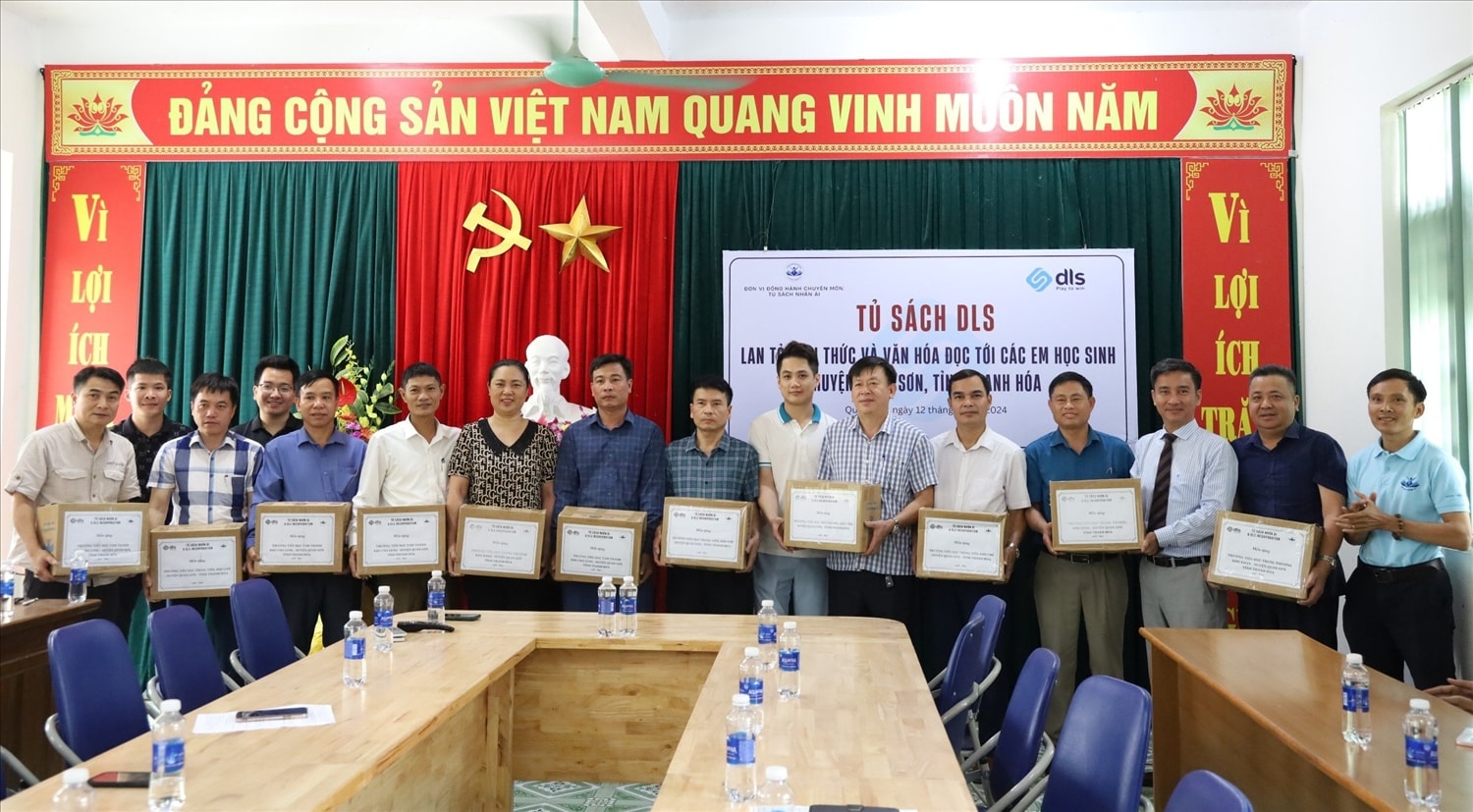 Hơn 4000  cuốn  sách được trao cho 28 điểm trường tiểu học khu vực miền núi tỉnh Thanh Hóa