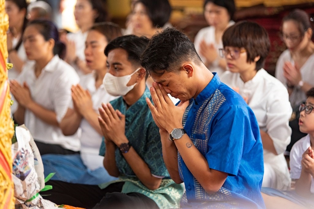 Các Phật tử thành kính tụng kinh, lễ bái