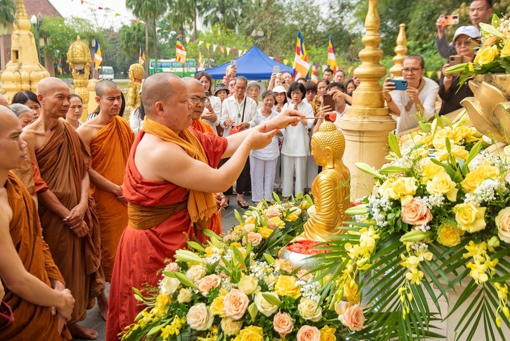 Thực hiện lễ tắm tượng Phật. Ảnh TL