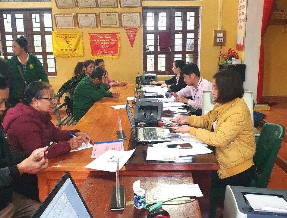 Hoạt động tại Điểm giao dịch xã giúp người dân thuận lợi trong giao dịch. Hoạt động tại Điểm giao dịch xã giúp người dân thuận lợi trong giao dịch.
