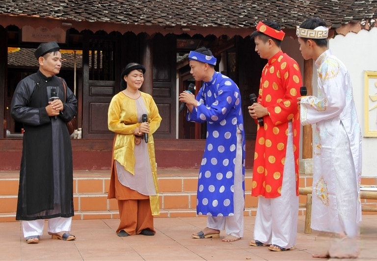 Người dân làng Quỳnh tái hiện câu chuyện “Ông đồ Nghệ và con cá gỗ”(Ảnh: Tư liệu). Người dân làng Quỳnh tái hiện câu chuyện “Ông đồ Nghệ và con cá gỗ”(Ảnh: Tư liệu).