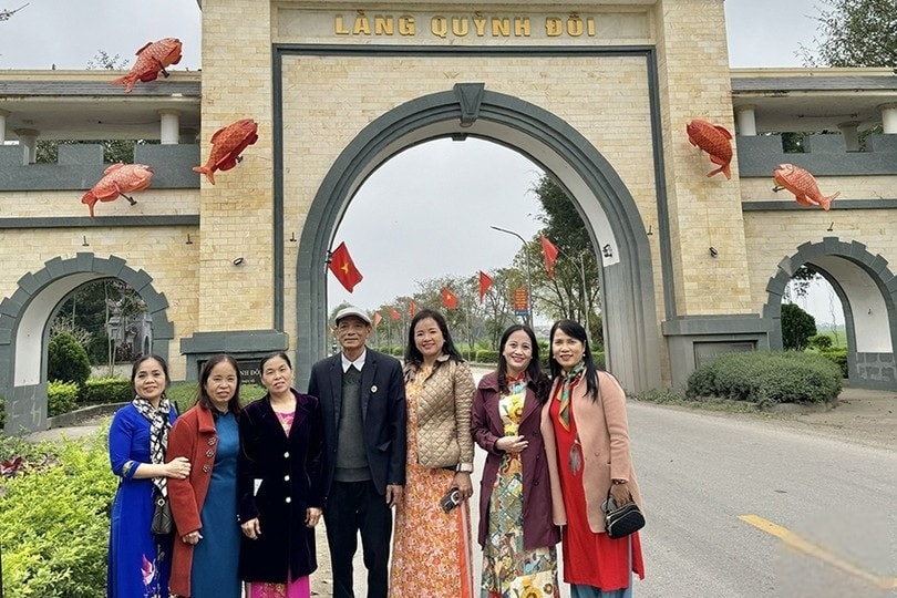 Anh Lê Văn Toàn và các cựu sinh viên Khoa Ngữ văn Trường Đại học Sư phạm Vinh thăm làng Anh Lê Văn Toàn và các cựu sinh viên Khoa Ngữ văn Trường Đại học Sư phạm Vinh thăm làng