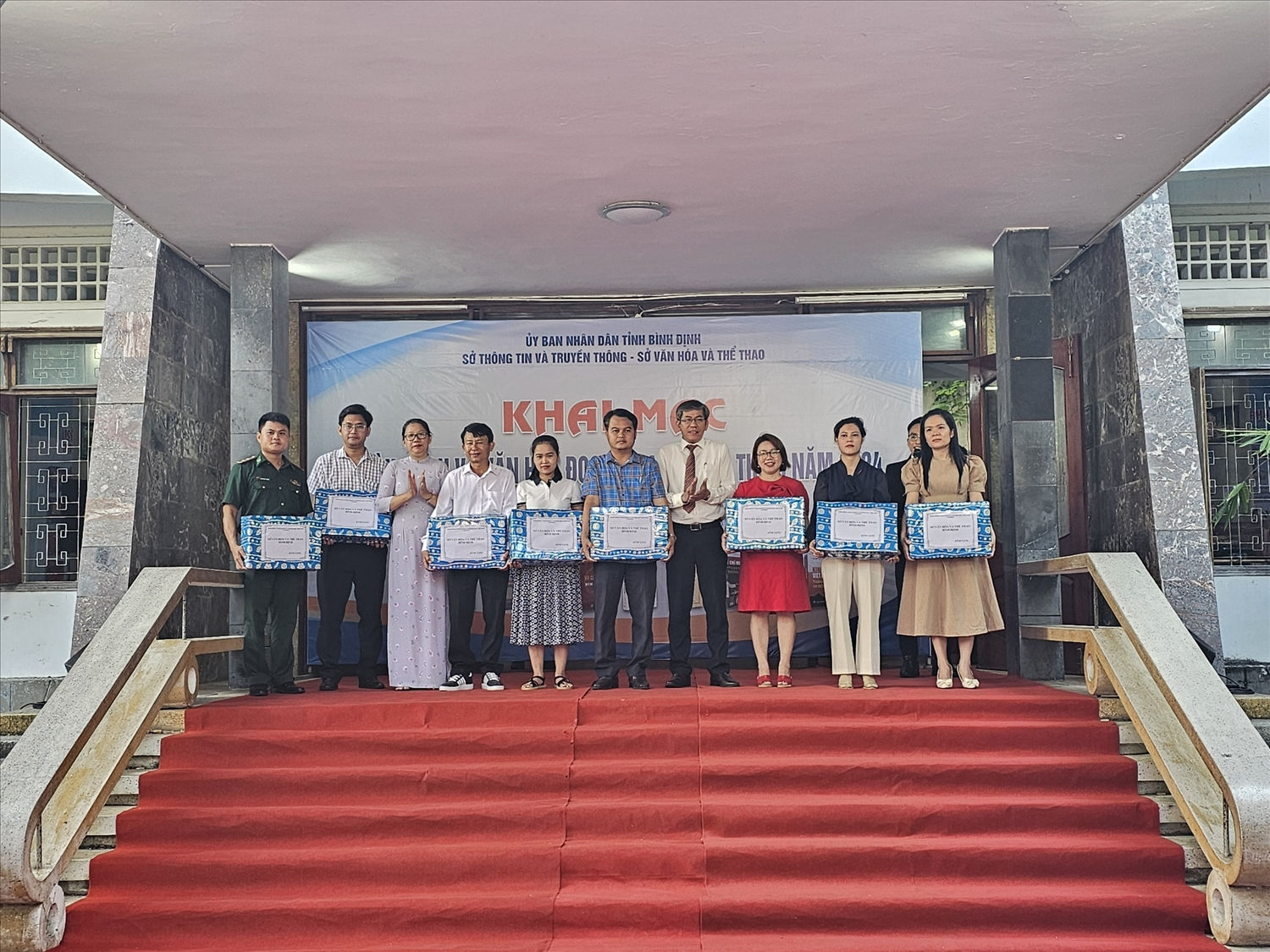 Lãnh đạo Sở Thông tin và Truyền thông và Sở Văn hóa và Thể thao tặng sách cho các thư viện vùng khó khăn trên địa bàn tỉnh Bình Định Lãnh đạo Sở Thông tin và Truyền thông và Sở Văn hóa và Thể thao tặng sách cho các thư viện vùng khó khăn trên địa bàn tỉnh Bình Định