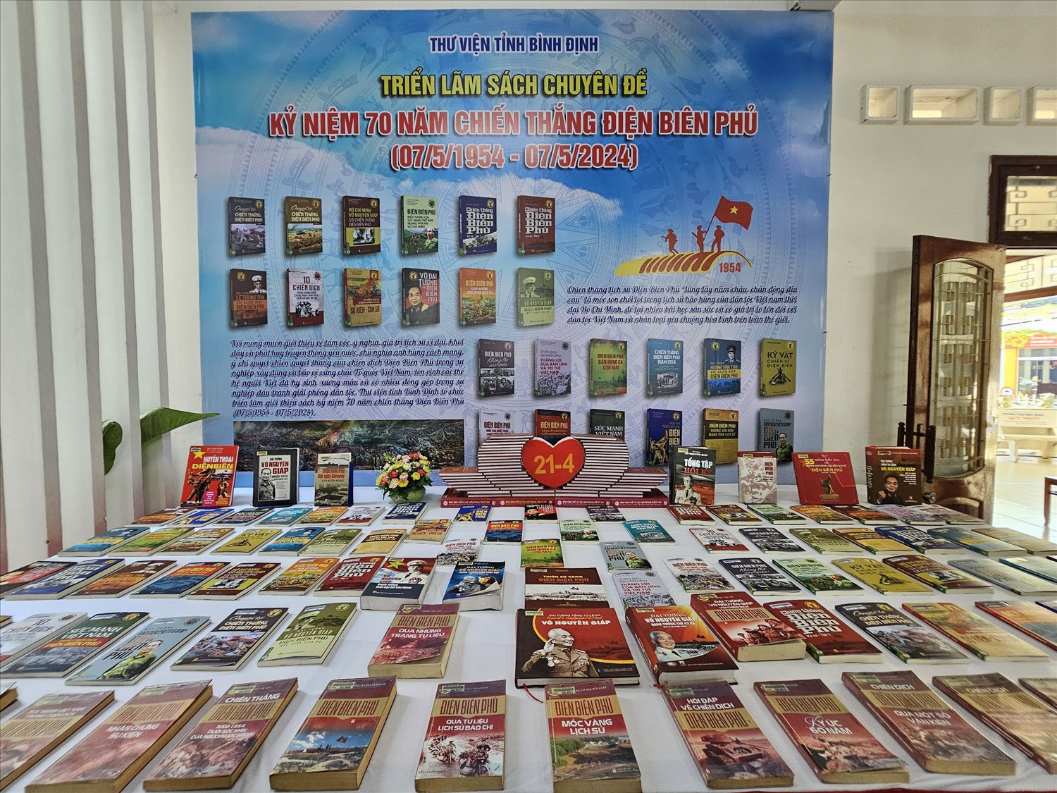 Nhiều loại sách được trưng bày tại Thư viện tỉnh Bình Định để phục vụ bạn đọc Nhiều loại sách được trưng bày tại Thư viện tỉnh Bình Định để phục vụ bạn đọc