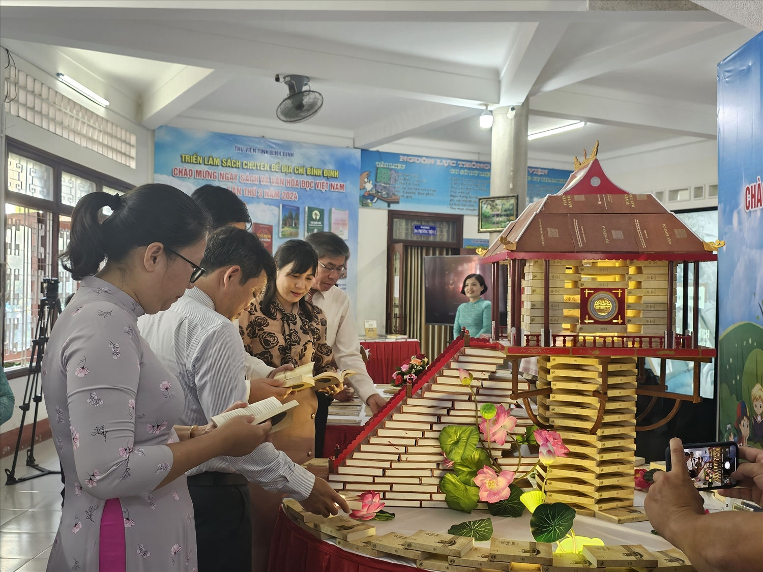 Lãnh đạo Sở Thông tin và Truyền thông, Sở Văn hóa và Thể thao Bình Định tham quan gian trưng bày sách Lãnh đạo Sở Thông tin và Truyền thông, Sở Văn hóa và Thể thao Bình Định tham quan gian trưng bày sách