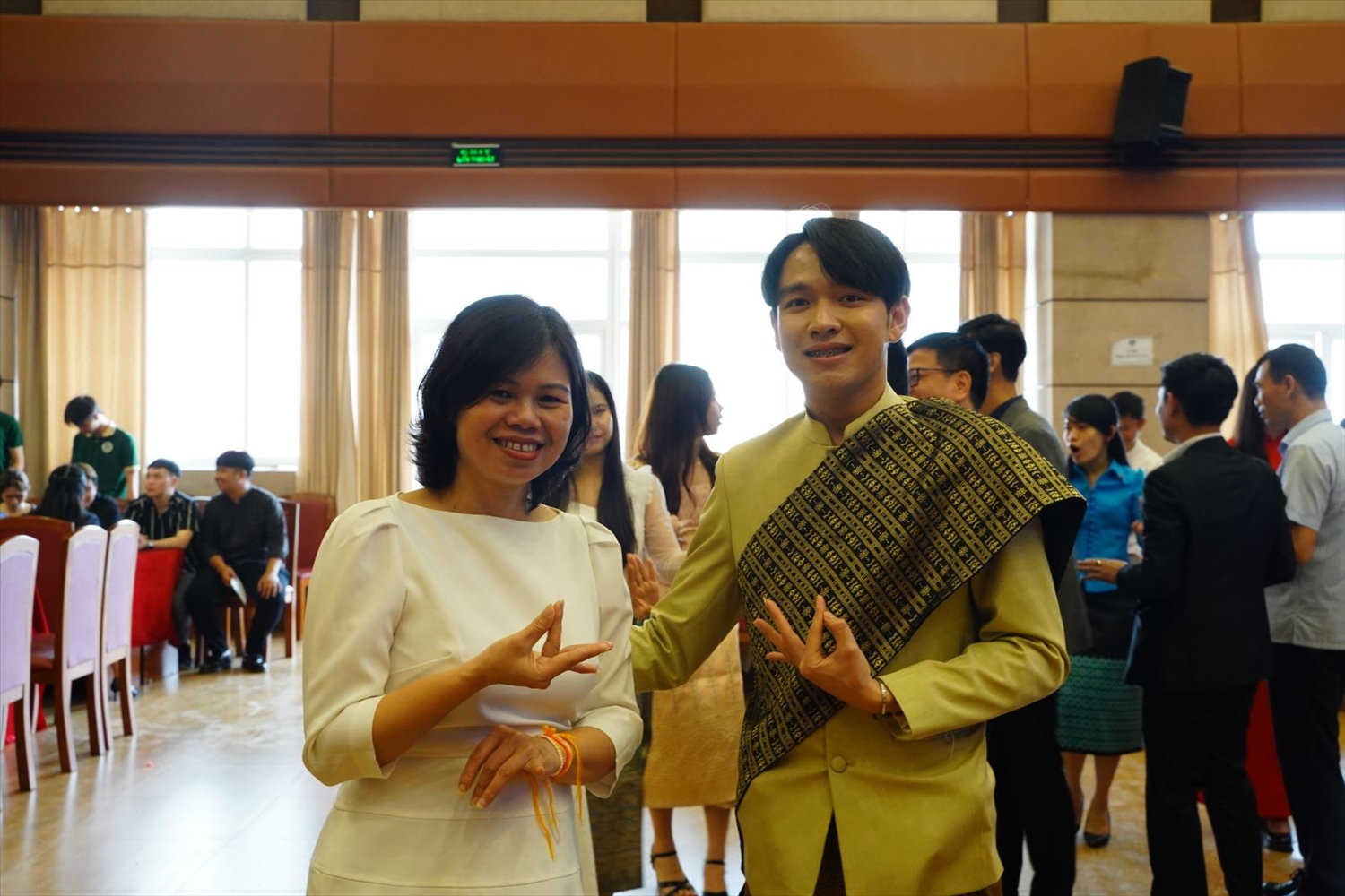 Các đại biểu và các sinh viên, học viên Lào cùng nhau trải nghiệm điệu múa lăm vông - một bản sác văn hóa đặc trưng của người dân Lào và thường được tổ chức vào ngày tết truyền thống Bun Pi May. Các đại biểu và các sinh viên, học viên Lào cùng nhau trải nghiệm điệu múa lăm vông - một bản sác văn hóa đặc trưng của người dân Lào và thường được tổ chức vào ngày tết truyền thống Bun Pi May.