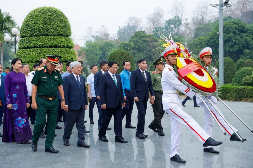 Trước cuộc gặp mặt, Thủ tướng Phạm Minh Chính và các đại biểu đã dâng hương, viếng các anh hùng, liệt sĩ tại nghĩa trang A1 ở thành phố Điện Biên Phủ - Ảnh: