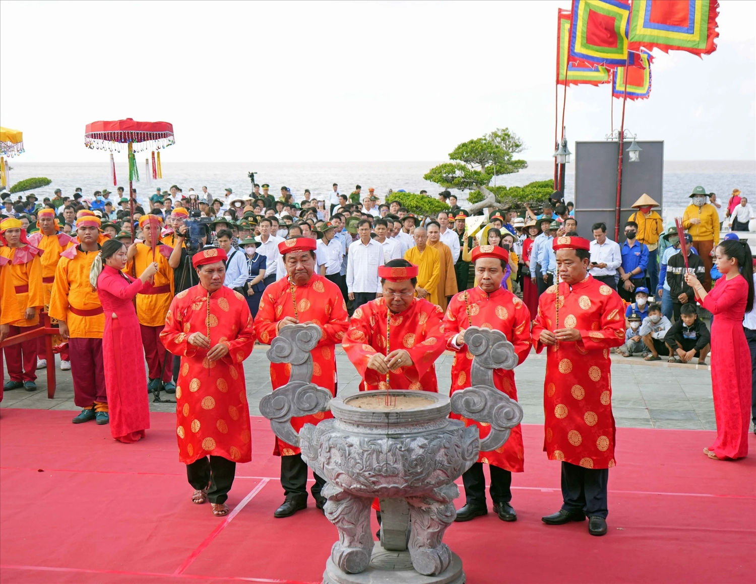  Lãnh đạo tỉnh Cà Mau dâng hương tri ân công đức Đức Quốc tổ Lạc Long Quân tại Đền thờ Lạc Long Quân